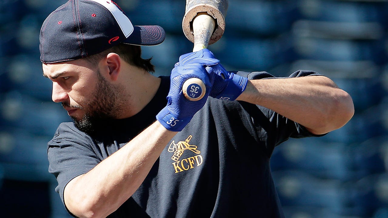 Royals pay tribute to two firefighters killed in KC blaze